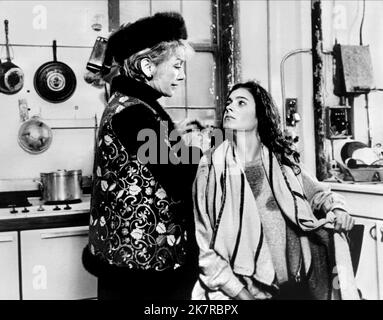 Anne Baxter & Sean Young Film: Manhattan (USA 1979) Charaktere: Lilliana Zorska & Ariadne Charlton Regie: Woody Allen 25 April 1979 **WARNUNG** Dieses Foto ist nur für redaktionelle Verwendung bestimmt und unterliegt dem Copyright von UNITED ARTISTS und/oder dem von der Film oder Production Company beauftragten Fotografen und kann nur durch Publikationen im Zusammenhang mit der Bewerbung des oben genannten Films reproduziert werden. Eine obligatorische Gutschrift für UNITED ARTISTS ist erforderlich. Der Fotograf sollte auch bei Bekanntwerden des Fotos gutgeschrieben werden. Ohne schriftliche Genehmigung der Film Company kann keine kommerzielle Nutzung gewährt werden. Stockfoto