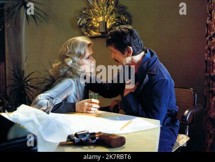 Lee Remick & Charles Bronson Film: Telefon (1977) Charaktere: Barbara & Major Grigori Borzov Regie: Don Siegel 16 December 1977 **WARNUNG** Dieses Foto ist nur für redaktionelle Verwendung bestimmt und unterliegt dem Copyright von MGM und/oder dem von der Film- oder Produktionsfirma beauftragten Fotografen und kann nur durch Publikationen im Zusammenhang mit der Bewerbung des oben genannten Films reproduziert werden. Eine obligatorische Gutschrift an MGM ist erforderlich. Der Fotograf sollte auch bei Bekanntwerden des Fotos gutgeschrieben werden. Ohne schriftliche Genehmigung der Film Company kann keine kommerzielle Nutzung gewährt werden. Stockfoto