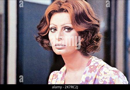 Sophia Loren Film: Die Frau des Priesters (La moglie del prete) Charaktere: Valeria Billi IT/Fr 1970, Regie: Dino Risi 22 December 1970 **WARNUNG** Dieses Foto ist nur für den redaktionellen Gebrauch bestimmt und unterliegt dem Copyright der Filmgesellschaft und/oder des Fotografen, der von der Film- oder Produktionsgesellschaft beauftragt wurde, und kann nur durch Publikationen im Zusammenhang mit der Bewerbung des oben genannten Films reproduziert werden. Eine obligatorische Gutschrift an die Filmgesellschaft ist erforderlich. Der Fotograf sollte auch bei Bekanntwerden des Fotos gutgeschrieben werden. Ohne schriftliche Genehmigung der Film Company kann keine kommerzielle Nutzung gewährt werden. Stockfoto