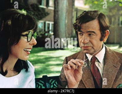 Elaine May & Walter Matthau Film: A New Leaf (1971) Charaktere: Henrietta Lowell, Henry Graham Regie: Elaine May 11 March 1971 **WARNUNG** Dieses Foto ist nur für redaktionelle Zwecke bestimmt und unterliegt dem Copyright von ABC und/oder dem Fotografen, der von der Film- oder Produktionsfirma beauftragt wurde, und kann nur von Publikationen im Zusammenhang mit der Bewerbung des oben genannten Films reproduziert werden. Eine obligatorische Gutschrift an ABC ist erforderlich. Der Fotograf sollte auch bei Bekanntwerden des Fotos gutgeschrieben werden. Ohne schriftliche Genehmigung der Film Company kann keine kommerzielle Nutzung gewährt werden. Stockfoto