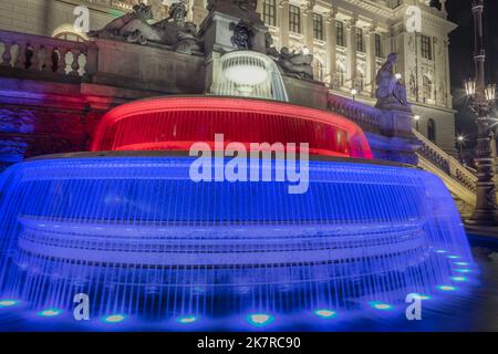 Verschwommenes Brunnenwasser mit tschechischen Flaggen auf dem Wenzelsplatz in Prag Stockfoto