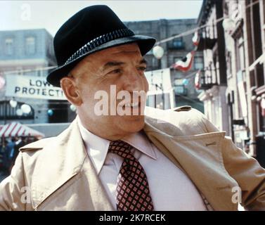 Telly Savalas Television: Kojak (TV-Serie) Charaktere: LT. Theo Kojak USA 1973-1978, 24. Oktober 1973 **WARNUNG** Dieses Foto ist nur für den redaktionellen Gebrauch bestimmt und unterliegt dem Copyright von CBS und/oder des Fotografen, der von der Film- oder Produktionsfirma beauftragt wurde und darf nur durch Publikationen im Zusammenhang mit der Bewerbung des oben genannten Films reproduziert werden. Eine obligatorische Gutschrift an CBS ist erforderlich. Der Fotograf sollte auch bei Bekanntwerden des Fotos gutgeschrieben werden. Ohne schriftliche Genehmigung der Film Company kann keine kommerzielle Nutzung gewährt werden. Stockfoto