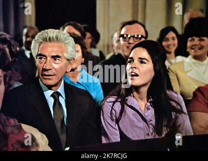 John Marley & Ali MacGraw Film Love Story (USA 1970) Charaktere: Phil Cavalleri, Jennifer Cavalleri Regie: Arthur Hiller 16. Dezember 1970 **WARNUNG** dieses Foto ist nur für redaktionelle Zwecke bestimmt und unterliegt dem Urheberrecht von PARAMOUNT und/oder dem Fotografen, der von der Film or Production Company zugewiesen wurde. Es kann nur durch Veröffentlichungen in Verbindung mit der Werbung für den oben genannten Film reproduziert werden. Es ist eine obligatorische Gutschrift bis ÜBERGEORDNETEN BETRAG erforderlich. Der Fotograf sollte ebenfalls angerechnet werden, wenn er bekannt ist. Ohne schriftliche Genehmigung der Film Company kann keine kommerzielle Nutzung gewährt werden. Stockfoto