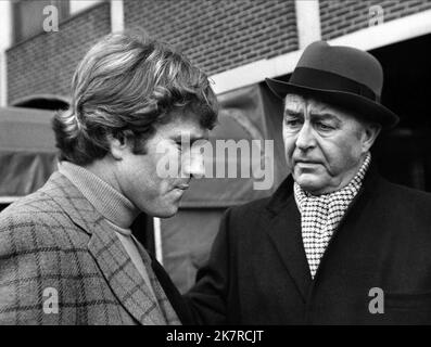 Ryan O'Neal & Ray Milland Film Love Story (USA 1970) Charaktere: Oliver Barrett IV, Oliver Barrett III Regie: Arthur Hiller 16. Dezember 1970 **WARNUNG** dieses Foto ist nur für redaktionelle Zwecke bestimmt und unterliegt dem Urheberrecht von PARAMOUNT und/oder dem Fotografen, der von der Film or Production Company zugewiesen wurde. Es kann nur durch Veröffentlichungen in Verbindung mit der Werbung für den obigen Film reproduziert werden. Es ist eine obligatorische Gutschrift bis ÜBERGEORDNETEN BETRAG erforderlich. Der Fotograf sollte ebenfalls angerechnet werden, wenn er bekannt ist. Ohne schriftliche Genehmigung der Film Company kann keine kommerzielle Nutzung gewährt werden. Stockfoto