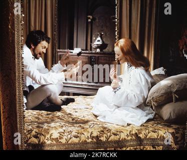 Daniel Massey & Glenda Jackson Film Mary, Queen of Scots (1971) Charaktere: Robert Dudley, Queen Elizabeth Regie: Charles Jarrott 02. Februar 1971 **WARNUNG** dieses Foto ist nur für redaktionelle Zwecke bestimmt und unterliegt dem Urheberrecht von UNIVERSAL und/oder dem Fotografen, der von der Film or Production Company zugewiesen wurde und kann nur durch Veröffentlichungen in Verbindung mit der Werbung für den obigen Film reproduziert werden. Eine obligatorische Gutschrift für UNIVERSAL ist erforderlich. Der Fotograf sollte ebenfalls angerechnet werden, wenn er bekannt ist. Ohne schriftliche Genehmigung der Film Company kann keine kommerzielle Nutzung gewährt werden. Stockfoto