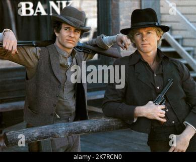 Tom Berenger & William Katt Film: Butch And Sundance: The Early Days (1978) Charaktere: Butch Cassidy, The Sundance Kid Regie: Richard Lester 15 June 1979 **WARNUNG** Dieses Foto ist nur für den redaktionellen Gebrauch bestimmt und unterliegt dem Copyright von 20. CENTURY FOX und/oder des Fotografen, der von der Film- oder Produktionsfirma beauftragt wurde, und kann nur durch Publikationen im Zusammenhang mit der Bewerbung des oben genannten Films reproduziert werden. Eine obligatorische Gutschrift an 20. CENTURY FOX ist erforderlich. Der Fotograf sollte auch bei Bekanntwerden des Fotos gutgeschrieben werden. Ohne schriftliche Genehmigung der Film Com kann keine kommerzielle Nutzung gewährt werden Stockfoto