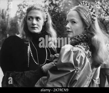 Vanessa Redgrave & Glenda Jackson Film Mary, Queen of Scots (1973) Charaktere: Mary, Queen of Scots, Queen Elizabeth Regie: Charles Jarrott 02. Februar 1971 **WARNUNG** dieses Foto ist nur für redaktionelle Zwecke bestimmt und unterliegt dem Urheberrecht von UNIVERSAL und/oder dem Fotografen, der von der Film or Production Company zugewiesen wurde. Eine obligatorische Gutschrift für UNIVERSAL ist erforderlich. Der Fotograf sollte ebenfalls angerechnet werden, wenn er bekannt ist. Ohne schriftliche Genehmigung der Film Company kann keine kommerzielle Nutzung gewährt werden. Stockfoto
