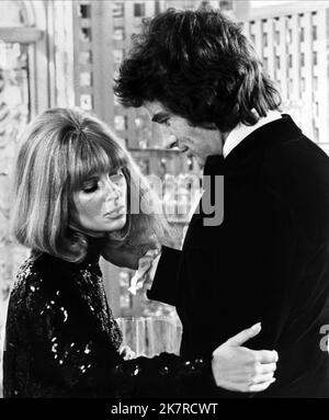 Julie Christie & Warren Beatty Film: Shampoo (USA 1975) Charaktere: Jackie Shawn, George Roundy Regie: Hal Ashby 11 February 1975 **WARNUNG** Dieses Foto ist nur für redaktionelle Verwendung bestimmt und unterliegt dem Copyright von COLUMBIA und/oder dem von der Film- oder Produktionsfirma beauftragten Fotografen und kann nur von Publikationen im Zusammenhang mit der Bewerbung des oben genannten Films reproduziert werden. Eine obligatorische Gutschrift an COLUMBIA ist erforderlich. Der Fotograf sollte auch bei Bekanntwerden des Fotos gutgeschrieben werden. Ohne schriftliche Genehmigung der Film Company kann keine kommerzielle Nutzung gewährt werden. Stockfoto