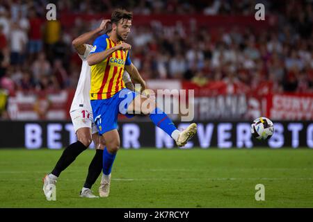 Sevilla, Sevilla, Spanien. 18. Oktober 2022. Nico Gonzalez von Valencia CF kontrolliert den Ball während des La Liga Santader-Spiels zwischen Sevilla CF und Valencia CF bei Ramon Sanchez Pizjuan in Sevilla, Spanien, am 18. Oktober 2022. (Bild: © Jose Luis Contreras/DAX via ZUMA Press Wire) Stockfoto