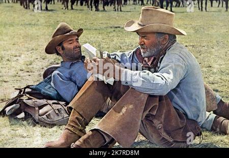 Henry Fonda & James Stewart Film: The Cheyenne Social Club (USA 1970) Charaktere: Harley Sullivan, John O'Hanlan / Literaturfilmung (nach dem Buch von Davis Grubb) Regie: Gene Kelly 12 June 1970 **WARNUNG** Dieses Foto ist nur für redaktionelle Zwecke bestimmt und unterliegt dem Copyright nationaler ALLGEMEINER BILDER und/oder des Fotografen, der von der Film- oder Produktionsfirma beauftragt wurde und darf nur von Publikationen im Zusammenhang mit der Bewerbung des oben genannten Films reproduziert werden. Eine obligatorische Gutschrift für NATIONALE ALLGEMEINE BILDER ist erforderlich. Der Fotograf sollte auch bei Bekanntwerden des Fotos gutgeschrieben werden. Keine Kommercia Stockfoto