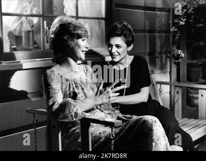 Shirley Maclaine & Anne Bancroft Film: The Turning Point (USA 1977) Charaktere: DeeDee Rodgers, Emma Jacklin Regie: Herbert Ross 14. November 1977 **WARNUNG** Dieses Foto ist nur für redaktionelle Verwendung bestimmt und unterliegt dem Copyright von 20. CENTURY FOX und/oder des Fotografen, der von der Film- oder Produktionsfirma beauftragt wurde und darf nur durch Publikationen im Zusammenhang mit der Bewerbung des oben genannten Films reproduziert werden. Eine obligatorische Gutschrift an 20. CENTURY FOX ist erforderlich. Der Fotograf sollte auch bei Bekanntwerden des Fotos gutgeschrieben werden. Ohne schriftliche Genehmigung der Film Company kann keine kommerzielle Nutzung gewährt werden. Stockfoto