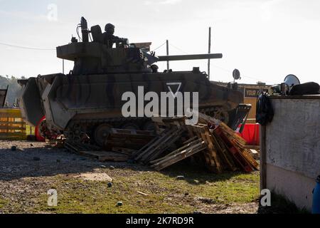 Die Soldaten der 76. Infantry Brigade Combat Team (IBCT), zusammen mit Soldaten aus Albanien, Armenien und Moldawien und Active Duty Soldaten aus Hohenfels, Deutschland, nahmen an der Operation Bronze Shield, Die am 17. Oktober 2022 in der Joint Multinal Readiness Center in Hohenfels, Deutschland, eine Unruhen simulieren sollte. Die 76. IBCT, Task Force Nighthawk, bereitet sich auf ihre Rotation im Kosovo als Teil der KFOR 31 vor. (USA Fotos der Armee von Sgt. 1. Klasse Herschel Talley) Stockfoto