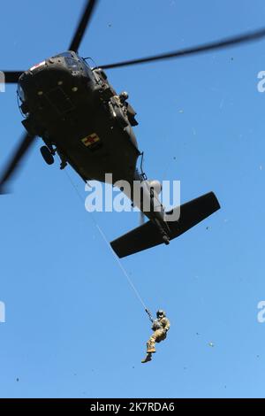 Gemeinsame Trainingsübung mit det 2. 6 Co. 3/238. AVN MEDEVAC, Cox Health und Missouri State Highway Patrol in Hercules Glade Wilderness, Bradleyville, Mo., 06. Oktober 2022. Mehrere Abteilungen in Missouri haben sich zusammengetan, um lebensrettende MEDEVAC-Szenarien zu praktizieren. (Foto von U.S. Army National Guard Spc. Rose Di Trolio.) Stockfoto