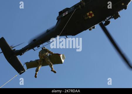 Gemeinsame Trainingsübung mit det 2. 6 Co. 3/238. AVN MEDEVAC, Cox Health und Missouri State Highway Patrol in Hercules Glade Wilderness, Bradleyville, Mo., 06. Oktober 2022. Mehrere Abteilungen in Missouri haben sich zusammengetan, um lebensrettende MEDEVAC-Szenarien zu praktizieren. (Foto von U.S. Army National Guard Spc. Rose Di Trolio.) Stockfoto