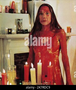 Sissy Spacek Film: Carrie (USA 1976) Charaktere: Carrie White / Literaturverfilmung (nach dem Buch von Stephen King) Regie: Brian De Palma 03 November 1976 **WARNUNG** Dieses Foto ist nur für redaktionelle Verwendung bestimmt und unterliegt dem Copyright von UNITED ARTISTS und/oder dem Fotografen, der von der Film- oder Produktionsfirma beauftragt wurde und kann nur durch Publikationen im Zusammenhang mit der Bewerbung des oben genannten Films reproduziert werden. Eine obligatorische Gutschrift für UNITED ARTISTS ist erforderlich. Der Fotograf sollte auch bei Bekanntwerden des Fotos gutgeschrieben werden. Ohne schriftliche Genehmigung der Film Com kann keine kommerzielle Nutzung gewährt werden Stockfoto