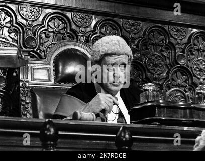 Alastair SIM Television: Irreführende Fälle (1971) Charaktere: Stipendiary Magistrate Mr Swallow (9 Episoden, 1967-1971) Direktor: John Howard Davies 25 April 1971 **WARNUNG** Dieses Foto ist nur für redaktionelle Verwendung bestimmt und unterliegt dem Copyright der BBC und/oder des Fotografen, der von der Film- oder Produktionsfirma beauftragt wurde, und kann nur von Publikationen im Zusammenhang mit der Bewerbung des oben genannten Films reproduziert werden. Eine obligatorische Gutschrift an BBC ist erforderlich. Der Fotograf sollte auch bei Bekanntwerden des Fotos gutgeschrieben werden. Ohne schriftliche Genehmigung der Film Company kann keine kommerzielle Nutzung gewährt werden. Stockfoto