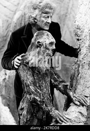 Jon Pertwee Television: Doctor Who; Dr. Who; Death To The Daleks (1976) Charaktere: The Doctor 04 December 1973 **WARNUNG** Dieses Foto ist nur für redaktionelle Zwecke bestimmt und unterliegt dem Copyright der BBC und/oder des Fotografen, der von der Film- oder Produktionsfirma beauftragt wurde und darf nur von Publikationen im Zusammenhang mit der Bewerbung des oben genannten Films reproduziert werden. Eine obligatorische Gutschrift an BBC ist erforderlich. Der Fotograf sollte auch bei Bekanntwerden des Fotos gutgeschrieben werden. Ohne schriftliche Genehmigung der Film Company kann keine kommerzielle Nutzung gewährt werden. Stockfoto