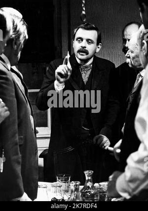 Anthony Hopkins Television: The Edwardians (1974) Regie: Gerald Blake & John Howard Davies 07 July 1974 **WARNUNG** Dieses Foto ist nur für den redaktionellen Gebrauch bestimmt und unterliegt dem Copyright der BBC und/oder des Fotografen, der von der Film- oder Produktionsfirma beauftragt wurde, und kann nur von Publikationen im Zusammenhang mit der Bewerbung des oben genannten Films reproduziert werden. Eine obligatorische Gutschrift an BBC ist erforderlich. Der Fotograf sollte auch bei Bekanntwerden des Fotos gutgeschrieben werden. Ohne schriftliche Genehmigung der Film Company kann keine kommerzielle Nutzung gewährt werden. Stockfoto