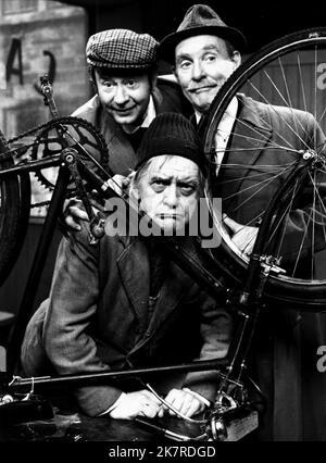 Bill Owen, Peter Sallis & Michael Bates Television: Last of the Summer Wine (TV-Serie) Charaktere: Compo Simmonite,Clegg & Blamire UK 1973-2010, 12. Juni 1974 **WARNUNG** Dieses Foto ist nur für den redaktionellen Gebrauch bestimmt und unterliegt dem Copyright der BBC und/oder des Fotografen, der von der Film- oder Produktionsfirma beauftragt wurde, und kann nur durch Publikationen im Zusammenhang mit der Bewerbung des oben genannten Films reproduziert werden. Eine obligatorische Gutschrift an BBC ist erforderlich. Der Fotograf sollte auch bei Bekanntwerden des Fotos gutgeschrieben werden. Ohne schriftliche Genehmigung der Film Company kann keine kommerzielle Nutzung gewährt werden. Stockfoto