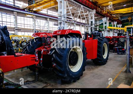 Montageprozess von landwirtschaftlichen Traktoren in der industriellen Werkstatt. Stockfoto