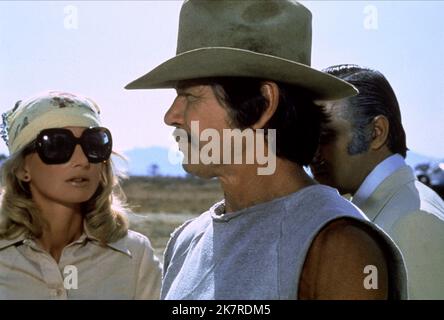 Jill Ireland & Charles Bronson Film: Breakout (1975) Charaktere: Ann Wagner, Nick Colton Regie: Tom Gries 07 March 1975 **WARNUNG** Dieses Foto ist nur für redaktionelle Zwecke bestimmt und unterliegt dem Copyright von COLUMBIA und/oder des Fotografen, der von der Film- oder Produktionsfirma beauftragt wurde, und kann nur von Publikationen im Zusammenhang mit der Bewerbung des oben genannten Films reproduziert werden. Eine obligatorische Gutschrift an COLUMBIA ist erforderlich. Der Fotograf sollte auch bei Bekanntwerden des Fotos gutgeschrieben werden. Ohne schriftliche Genehmigung der Film Company kann keine kommerzielle Nutzung gewährt werden. Stockfoto