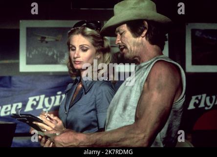 Jill Ireland & Charles Bronson Film: Breakout (1975) Charaktere: Ann Wagner, Nick Colton Regie: Tom Gries 07 March 1975 **WARNUNG** Dieses Foto ist nur für redaktionelle Zwecke bestimmt und unterliegt dem Copyright von COLUMBIA und/oder des Fotografen, der von der Film- oder Produktionsfirma beauftragt wurde, und kann nur von Publikationen im Zusammenhang mit der Bewerbung des oben genannten Films reproduziert werden. Eine obligatorische Gutschrift an COLUMBIA ist erforderlich. Der Fotograf sollte auch bei Bekanntwerden des Fotos gutgeschrieben werden. Ohne schriftliche Genehmigung der Film Company kann keine kommerzielle Nutzung gewährt werden. Stockfoto