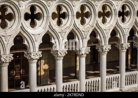 Verzierte Säulen in einem Reihenmuster, Fassade des Palazzo Ducale in Venedig, Italien Stockfoto