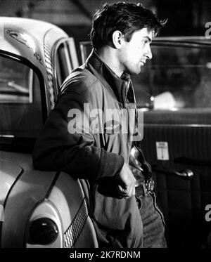Robert de Niro Film Taxi Driver (USA 1976) Charaktere: Travis Bickle Regie: Martin Scorsese 07. Februar 1976 **WARNUNG** dieses Foto ist nur für redaktionelle Zwecke bestimmt und unterliegt dem Copyright von COLUMBIA PICTURES und/oder dem Fotografen, der von der Film- oder Produktionsgesellschaft beauftragt wurde. Es kann nur durch Veröffentlichungen in Verbindung mit der Werbung für den oben genannten Film reproduziert werden. Eine obligatorische Gutschrift für COLUMBIA PICTURES ist erforderlich. Der Fotograf sollte ebenfalls angerechnet werden, wenn er bekannt ist. Ohne schriftliche Genehmigung der Film Company kann keine kommerzielle Nutzung gewährt werden. Stockfoto