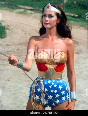Lynda Carter Television: Wonder Woman (TV-Serie) Characters: Wonder Woman USA 1975-1979, 07. November 1975 **WARNUNG** Dieses Foto ist nur für den redaktionellen Gebrauch bestimmt und unterliegt dem Copyright von WARNER BROS. DAS FERNSEHEN und/oder der Fotograf, der vom Film- oder Produktionsunternehmen beauftragt wurde und nur durch Publikationen im Zusammenhang mit der Bewerbung des oben genannten Films reproduziert werden kann. Eine obligatorische Gutschrift an WARNER BROS. FERNSEHER ist erforderlich. Der Fotograf sollte auch bei Bekanntwerden des Fotos gutgeschrieben werden. Ohne schriftliche Genehmigung der Film Company kann keine kommerzielle Nutzung gewährt werden. Stockfoto