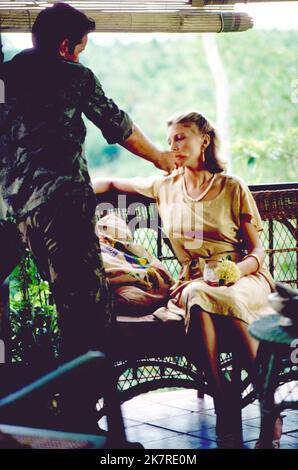 Martin Sheen & Aurore Clement Film: Apocalypse Now (USA 1979) Charaktere: Captain Benjamin L. Willard, Roxanne Sarrault (nur Redux-Version) Regie: Francis Ford Coppola 10 May 1979 **WARNUNG** Dieses Foto ist nur für den redaktionellen Gebrauch bestimmt und unterliegt dem Copyright von UNITED ARTISTS und/oder dem Fotografen, der von der Film- oder Produktionsfirma beauftragt wurde.Es kann nur von Publikationen im Zusammenhang mit der Bewerbung des oben genannten Films reproduziert werden. Eine obligatorische Gutschrift für UNITED ARTISTS ist erforderlich. Der Fotograf sollte auch bei Bekanntwerden des Fotos gutgeschrieben werden. Ohne schriftliche Genehmigung kann keine kommerzielle Nutzung gewährt werden Stockfoto