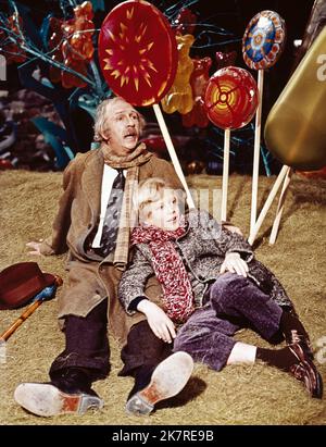 Jack Albertson & Peter Ostrum Film: Willy Wonka & The Chocolate Factory (USA 1971) Charaktere: Opa Joe, Charlie Regie: Mel Stuart 30 June 1971 **WARNUNG** Dieses Foto ist nur für den redaktionellen Gebrauch bestimmt und unterliegt dem Copyright von WARNER BROS. Und/oder den Fotografen, der vom Film- oder Produktionsunternehmen beauftragt wurde und nur durch Publikationen im Zusammenhang mit der Bewerbung des oben genannten Films reproduziert werden kann. Eine obligatorische Gutschrift an WARNER BROS. Ist erforderlich. Der Fotograf sollte auch bei Bekanntwerden des Fotos gutgeschrieben werden. Ohne schriftliche Genehmigung der Film Company kann keine kommerzielle Nutzung gewährt werden. Stockfoto