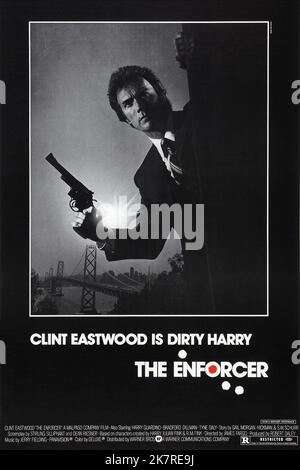 Clint Eastwood Poster Film: The Enforcer; Dirty Harry 3: The Enforcer (USA 1976) Charaktere: Harry Callahan Regie: James Fargo 22. Dezember 1976 **WARNUNG** Dieses Foto ist nur für den redaktionellen Gebrauch bestimmt und unterliegt dem Copyright von WARNER BROS. Und/oder den Fotografen, der vom Film- oder Produktionsunternehmen beauftragt wurde und nur durch Publikationen im Zusammenhang mit der Bewerbung des oben genannten Films reproduziert werden kann. Eine obligatorische Gutschrift an WARNER BROS. Ist erforderlich. Der Fotograf sollte auch bei Bekanntwerden des Fotos gutgeschrieben werden. Ohne schriftliche Genehmigung der Film Company kann keine kommerzielle Nutzung gewährt werden. Stockfoto