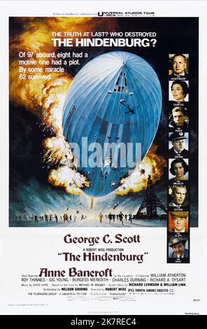 Film Poster Film: The Hindenburg (USA 1975) Regie: Robert Wise 25 December 1975 **WARNUNG** Dieses Foto ist nur für redaktionelle Zwecke bestimmt und unterliegt dem Copyright von UNIVERSAL-BILDERN und/oder dem Fotografen, der von der Film- oder Produktionsfirma beauftragt wurde und darf nur von Publikationen im Zusammenhang mit der Bewerbung des oben genannten Films reproduziert werden. Eine obligatorische Gutschrift für UNIVERSELLE BILDER ist erforderlich. Der Fotograf sollte auch bei Bekanntwerden des Fotos gutgeschrieben werden. Ohne schriftliche Genehmigung der Film Company kann keine kommerzielle Nutzung gewährt werden. Stockfoto