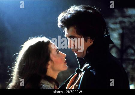 Kate Nelligan & Frank Langella Film: Dracula (USA/UK 1979) Charaktere: Lucy Seward, Count Dracula Regie: John Badham 13 July 1979 **WARNUNG** Dieses Foto ist nur für redaktionelle Verwendung bestimmt und unterliegt dem Copyright von UNIVERSAL und/oder dem Fotografen, der von der Film- oder Produktionsfirma beauftragt wurde und darf nur von Publikationen im Zusammenhang mit der Bewerbung des oben genannten Films reproduziert werden. Eine obligatorische Gutschrift an UNIVERSAL ist erforderlich. Der Fotograf sollte auch bei Bekanntwerden des Fotos gutgeschrieben werden. Ohne schriftliche Genehmigung der Film Company kann keine kommerzielle Nutzung gewährt werden. Stockfoto