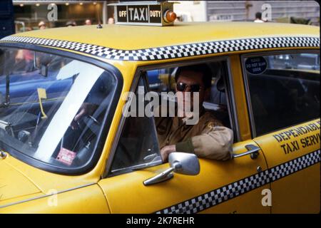 Robert De Niro Film: Taxi Driver (USA 1976) Regie: Martin Scorsese 07 February 1976 **WARNUNG** Dieses Foto ist nur für den redaktionellen Gebrauch bestimmt und unterliegt dem Copyright von COLUMBIA PICTURES und/oder des Fotografen, der von der Film- oder Produktionsfirma beauftragt wurde und darf nur von Publikationen im Zusammenhang mit der Bewerbung des oben genannten Films reproduziert werden. Eine obligatorische Gutschrift für COLUMBIA PICTURES ist erforderlich. Der Fotograf sollte auch bei Bekanntwerden des Fotos gutgeschrieben werden. Ohne schriftliche Genehmigung der Film Company kann keine kommerzielle Nutzung gewährt werden. Stockfoto