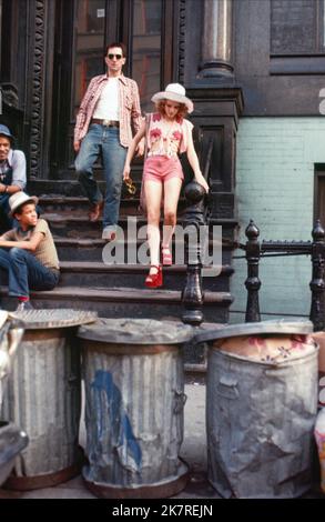 Robert de Niro & Jodie Foster Film Taxi Driver (USA 1976) Charaktere: Travis Bickle, Iris Regie: Martin Scorsese 07. Februar 1976 **WARNUNG** dieses Foto ist nur für redaktionelle Zwecke bestimmt und unterliegt dem Copyright von COLUMBIA PICTURES und/oder dem Fotografen, der von der Film- oder Produktionsgesellschaft zugewiesen wurde. Es kann nur durch Veröffentlichungen in Verbindung mit der Werbung für den oben genannten Film reproduziert werden. Eine obligatorische Gutschrift für COLUMBIA PICTURES ist erforderlich. Der Fotograf sollte ebenfalls angerechnet werden, wenn er bekannt ist. Ohne schriftliche Genehmigung der Film Company kann keine kommerzielle Nutzung gewährt werden. Stockfoto