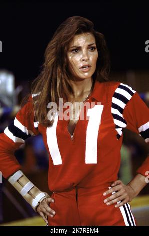 Raquel Welch Film: Kansas City Bomber (1972) Charaktere: K.C. Carr Director: Jerrold Freedman 02 August 1972 **WARNUNG** Dieses Foto ist nur für den redaktionellen Gebrauch bestimmt und unterliegt dem Copyright von MGM und/oder dem Fotografen, der von der Film- oder Produktionsfirma beauftragt wurde und darf nur durch Publikationen im Zusammenhang mit der Bewerbung des oben genannten Films reproduziert werden. Eine obligatorische Gutschrift an MGM ist erforderlich. Der Fotograf sollte auch bei Bekanntwerden des Fotos gutgeschrieben werden. Ohne schriftliche Genehmigung der Film Company kann keine kommerzielle Nutzung gewährt werden. Stockfoto