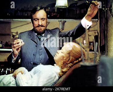 Eric Porter & Angharad Rees Film: Hands of the Ripper (UK 1971) Regie: Peter Sasdy 30. September 1971 **WARNUNG** Dieses Foto ist nur für redaktionelle Zwecke bestimmt und unterliegt dem Copyright von HAMMERFILMEN und/oder dem von der Film- oder Produktionsgesellschaft beauftragten Fotografen.Es kann nur von Publikationen im Zusammenhang mit der Bewerbung des oben genannten Films reproduziert werden. Eine obligatorische Gutschrift für DEN HAMMER VON FILMEN ist erforderlich. Der Fotograf sollte auch bei Bekanntwerden des Fotos gutgeschrieben werden. Ohne schriftliche Genehmigung der Film Company kann keine kommerzielle Nutzung gewährt werden. Stockfoto