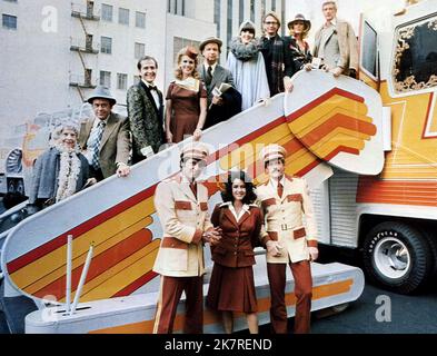 John Beck, Stockard Channing & Joseph Bologna Film: The Big Bus (USA 1976) Charaktere: Shoulders O'Brien,Kitty Baxter & Dan Torrance Regie: James Frawley 23 June 1976 **WARNUNG** Dieses Foto ist nur für den redaktionellen Gebrauch bestimmt und unterliegt dem Copyright von PARAMOUNT PICTURES und/oder des Fotografen, der von der Film- oder Produktionsfirma beauftragt wurde und darf nur von Publikationen im Zusammenhang mit der Bewerbung des oben genannten Films reproduziert werden. Eine obligatorische Gutschrift für PARAMOUNT-BILDER ist erforderlich. Der Fotograf sollte auch bei Bekanntwerden des Fotos gutgeschrieben werden. Eine kommerzielle Nutzung kann ohne schriftliche Genehmigung nicht gewährt werden Stockfoto