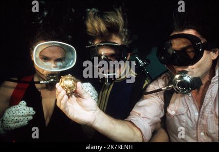 Jacqueline Bisset, Nick Nolte & Robert Shaw Film: The Deep (1977) Charaktere: Gail Berke, David Sanders, Romer Treece Regie: Peter Yates 17 June 1977 **WARNUNG** Dieses Foto ist nur für redaktionelle Zwecke bestimmt und unterliegt dem Copyright von COLUMBIA und/oder des Fotografen, der von der Film- oder Produktionsfirma beauftragt wurde und darf nur von Publikationen im Zusammenhang mit der Bewerbung des oben genannten Films reproduziert werden. Eine obligatorische Gutschrift an COLUMBIA ist erforderlich. Der Fotograf sollte auch bei Bekanntwerden des Fotos gutgeschrieben werden. Ohne schriftliche Genehmigung der Film Company kann keine kommerzielle Nutzung gewährt werden. Stockfoto