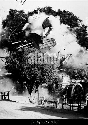 Explosion Scene Film: Little House on the Pie (TV-Serie) USA 1974-1983, 11. September 1974 **WARNUNG** Dieses Foto ist nur für redaktionelle Zwecke bestimmt und unterliegt dem Copyright von NBC und/oder dem Fotografen, der von der Film- oder Produktionsfirma beauftragt wurde, und kann nur von Publikationen im Zusammenhang mit der Bewerbung des oben genannten Films reproduziert werden. Eine obligatorische Gutschrift an NBC ist erforderlich. Der Fotograf sollte auch bei Bekanntwerden des Fotos gutgeschrieben werden. Ohne schriftliche Genehmigung der Film Company kann keine kommerzielle Nutzung gewährt werden. Stockfoto