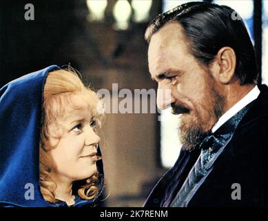 Angharad Rees & Eric Porter Film: Hands of the Ripper (UK 1971) Regie: Peter Sasdy 30. September 1971 **WARNUNG** Dieses Foto ist nur für redaktionelle Zwecke bestimmt und unterliegt dem Copyright von HAMMERFILMEN und/oder dem von der Film- oder Produktionsgesellschaft beauftragten Fotografen.Es kann nur von Publikationen im Zusammenhang mit der Bewerbung des oben genannten Films reproduziert werden. Eine obligatorische Gutschrift für DEN HAMMER VON FILMEN ist erforderlich. Der Fotograf sollte auch bei Bekanntwerden des Fotos gutgeschrieben werden. Ohne schriftliche Genehmigung der Film Company kann keine kommerzielle Nutzung gewährt werden. Stockfoto