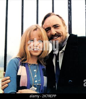 Angharad Rees & Eric Porter Film: Hands of the Ripper (UK 1971) Regie: Peter Sasdy 30. September 1971 **WARNUNG** Dieses Foto ist nur für redaktionelle Zwecke bestimmt und unterliegt dem Copyright von HAMMERFILMEN und/oder dem von der Film- oder Produktionsgesellschaft beauftragten Fotografen.Es kann nur von Publikationen im Zusammenhang mit der Bewerbung des oben genannten Films reproduziert werden. Eine obligatorische Gutschrift für DEN HAMMER VON FILMEN ist erforderlich. Der Fotograf sollte auch bei Bekanntwerden des Fotos gutgeschrieben werden. Ohne schriftliche Genehmigung der Film Company kann keine kommerzielle Nutzung gewährt werden. Stockfoto