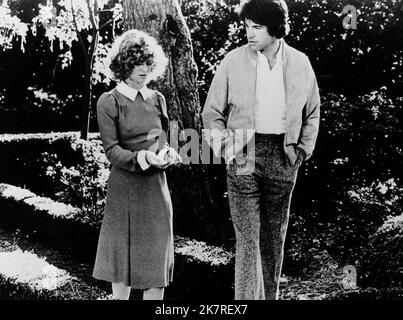 Julie Christie & Warren Beatty Film: Heaven Can Wait (1978) Charaktere: Betty Logan & Joe Pendleton Regie: Warren Beatty & Buck Henry 28 June 1978 **WARNUNG** Dieses Foto ist nur für den redaktionellen Gebrauch bestimmt und unterliegt dem Copyright von PARAMOUNT und/oder des Fotografen, der von der Film- oder Produktionsfirma beauftragt wurde.Es kann nur von Publikationen im Zusammenhang mit der Bewerbung des oben genannten Films reproduziert werden. Eine obligatorische Gutschrift an PARAMOUNT ist erforderlich. Der Fotograf sollte auch bei Bekanntwerden des Fotos gutgeschrieben werden. Ohne schriftliche Genehmigung der Film Company kann keine kommerzielle Nutzung gewährt werden. Stockfoto