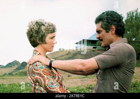 Julie Andrews & Omar Sharif Film: The Tamarind Seed (USA/UK 1974) Charaktere: Judith Farrow & Feodor Sverdlov Regie: Blake Edwards 11 July 1974 **WARNUNG** Dieses Foto ist nur für den redaktionellen Gebrauch bestimmt und unterliegt dem Copyright von LORIMAR und/oder des Fotografen, der von der Film- oder Produktionsfirma beauftragt wurde, und kann nur von Publikationen im Zusammenhang mit der Bewerbung des oben genannten Films reproduziert werden. Eine obligatorische Gutschrift an LORIMAR ist erforderlich. Der Fotograf sollte auch bei Bekanntwerden des Fotos gutgeschrieben werden. Ohne schriftliche Genehmigung der Film Company kann keine kommerzielle Nutzung gewährt werden. Stockfoto