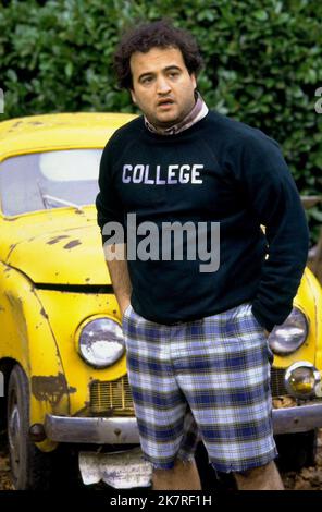 John Belushi Film: Animal House; National Lampoon'S Animal House (USA 1978) Charaktere: John 'Bluto' Blutarsky Regie: John Landis 27 July 1978 **WARNUNG** Dieses Foto ist nur für den redaktionellen Gebrauch bestimmt und unterliegt dem Copyright von UNIVERSAL-BILDERN und/oder dem Fotografen, der von der Film- oder Produktionsfirma beauftragt wurde und darf nur von Publikationen im Zusammenhang mit der Bewerbung des oben genannten Films reproduziert werden. Eine obligatorische Gutschrift für UNIVERSELLE BILDER ist erforderlich. Der Fotograf sollte auch bei Bekanntwerden des Fotos gutgeschrieben werden. Ohne schriftliche Genehmigung der Film Company kann keine kommerzielle Nutzung gewährt werden. Stockfoto