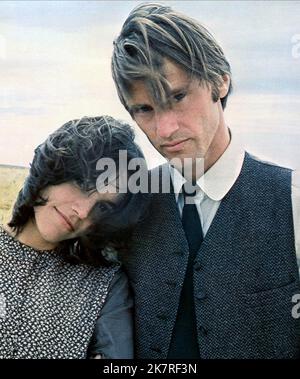 Brooke Adams & Sam Shepard Film: Days of Heaven (USA 1978) Charaktere: Abby & The Farmer / Titel auch: 'Tage des Himmels' Regie: Terrence Malick 13. September 1978 **WARNUNG** Dieses Foto ist nur für redaktionelle Zwecke bestimmt und unterliegt dem Copyright von PARAMOUNT PICTURES und/oder des Fotografen, der von der Film- oder Produktionsfirma beauftragt wurde und darf nur von Publikationen im Zusammenhang mit der Bewerbung des oben genannten Films reproduziert werden. Eine obligatorische Gutschrift für PARAMOUNT-BILDER ist erforderlich. Der Fotograf sollte auch bei Bekanntwerden des Fotos gutgeschrieben werden. Eine kommerzielle Nutzung kann ohne schriftliche Genehmigung von nicht gewährt werden Stockfoto