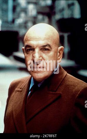 Telly Savalas Television: Kojak (TV-Serie) Charaktere: LIEUTENANT THEO KOJAK USA 1973-1978, 24. Oktober 1973 **WARNUNG** Dieses Foto ist nur für den redaktionellen Gebrauch bestimmt und unterliegt dem Copyright von CBS und/oder des Fotografen, der von der Film- oder Produktionsfirma beauftragt wurde und darf nur durch Publikationen im Zusammenhang mit der Bewerbung des oben genannten Films reproduziert werden. Eine obligatorische Gutschrift an CBS ist erforderlich. Der Fotograf sollte auch bei Bekanntwerden des Fotos gutgeschrieben werden. Ohne schriftliche Genehmigung der Film Company kann keine kommerzielle Nutzung gewährt werden. Stockfoto