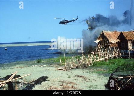 Helicopter Attack Scene Film: Apocalypse Now (USA 1979) / Hubschrauber: Bell Uh-1n Twin Huey Regie: Francis Ford Coppola 10 May 1979 **WARNUNG** Dieses Foto ist nur für den redaktionellen Gebrauch bestimmt und unterliegt dem Copyright von UNITED ARTISTS und/oder dem Fotografen, der von der Film- oder Produktionsfirma beauftragt wurde.Es kann nur von Publikationen im Zusammenhang mit der Bewerbung des oben genannten Films reproduziert werden. Eine obligatorische Gutschrift für UNITED ARTISTS ist erforderlich. Der Fotograf sollte auch bei Bekanntwerden des Fotos gutgeschrieben werden. Ohne schriftliche Genehmigung der Film Company kann keine kommerzielle Nutzung gewährt werden. Stockfoto