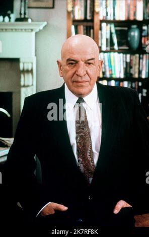 Telly Savalas Television: Kojak (TV-Serie) USA 1973-1978, 24. Oktober 1973 **WARNUNG** Dieses Foto ist nur für den redaktionellen Gebrauch bestimmt und unterliegt dem Copyright von CBS und/oder dem von der Film- oder Produktionsfirma beauftragten Fotografen.Es kann nur durch Publikationen im Zusammenhang mit der Bewerbung des oben genannten Films reproduziert werden. Eine obligatorische Gutschrift an CBS ist erforderlich. Der Fotograf sollte auch bei Bekanntwerden des Fotos gutgeschrieben werden. Ohne schriftliche Genehmigung der Film Company kann keine kommerzielle Nutzung gewährt werden. Stockfoto